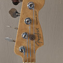 Hlava basové kytary z přírodního dřeva s čtyřmi chromovanými ladičkami. Na dřevě je černý nápis PRECISION BASS® a logo Fender s doplňkem MADE IN USA.…