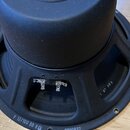 Černý reproduktor s kovovým rámem a magnetem. Na zadní straně magnetu je štítek s nápisy „Jensen“, „JENSEN INDUSTRIES • SPEAKERS DIVISION“ a „MADE IN…