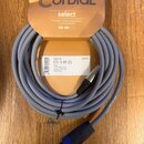 Šedý spirálovitě svinutý kabel s modrým konektorem. Na kartonovém obalu je nápis CORDIAL select a text Premium quality components for professionals.…