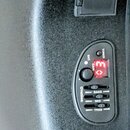 Detailní záběr na ovládací prvky akustické kytary značky Ovation. Je zde vidět černé ovládací panel s nápisy TUNER, GAIN, BAT., BASS, MID a TREB, čer…