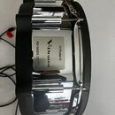 Elektronický snare s chromovaným kovem a černými plastovými prvky. Na boku je vidět stříbrný štítek s nápisy Roland, V-Drums a PD-140DS V-PAD DIGITAL…