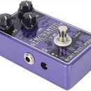 Fialový kytarový efekt s nápisy ENCHANTED, HIGHLY PRIZED OVERDRIVE a logem Casine. Na horní straně jsou tři černé kontrolní knoflíky s popisky VOL, G…