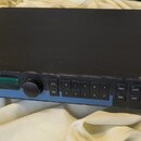 Černý rackový procesor s nápisem PCM 70 DIGITAL EFFECTS PROCESSOR a logem lexicon v pravém dolním rohu. Přední panel obsahuje jeden otočný knoflík, d…
