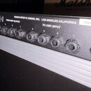 Černý rackový přístroj s řadou konektorů na zadním panelu. Na panelu jsou bílé nápisy STEVEN FRYETTE DESIGN, INC. LOS ANGELES CALIFORNIA, Patent Pend…