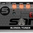 Šedý kytarový procesor s nápisy TECH 21 a FLY RIG. Na horní straně se nachází řada ovládacích knoflíků s popisky REVERB, LEVEL, REPEATS, TIME, LOOP,…