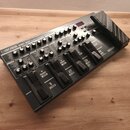 Šedý multifunkční kytarový procesor s výrazným nápisem BOSS ME-80 Guitar Multiple Effects. Zařízení obsahuje řadu otočných knoflíků, přepínačů a pět…