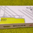 Bílá cardboardová krabice s žlutými prvky a nápisy. Na horní a boční straně je uveden název modelu GE250, značka MOOER a popis Amp modelling & Multi…