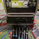 Dvě stříbrné transportní skříně (racky) obsahující elektronické zařízení. V horním racku je černý přístroj s nápisem SONY a High Density Linear Conve…