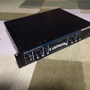Černý rackový zesilovač s modrými detaily. Na předním panelu je nápis MODEL HA3500 350 WATTS a logo Hartke. Zařízení obsahuje několik regulačních kno…