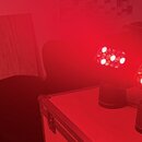 Dvě černé LED reflektory s pohyblou hlavou umístěné na transportním kufru. Obě jednotky svítí červeným světlem z několika malých LED diod v hlavách.…