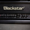 Černý kytarový zesilovač s nápisem Blackstar na horním panelu. Ovládací panel obsahuje řadu potenciometrů a přepínačů s popisky MASTER, REVERB, OD 1…