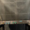 Černý rackový efektový procesor s nápisy BOSS CE-300 a SUPER CHORUS. Přední panel obsahuje vstupní a výstupní konektory, několik ovládacích knoflíků…