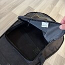 Černý textilní pouzdro na hudební nástroj s otevřenou kapsou. Uvnitř kapsy je bílá štítková nálepka s nápisem ROCKBAG® a ručně dopsanými údaji: Month…