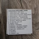 Fotografie zachycuje bílý papírový lístek s černým textem, který je přilepen na dřevěný povrch. Lístek obsahuje seznam 16 presetů s názvem Kombo SUPE…