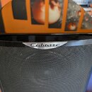Černý reproduktor s lesklým povrchem horní části a kovovou mřížkou. Na přední straně je nápis Cabasse v dekorativním písmu. Povrch mřížky vykazuje dr…