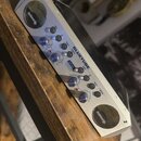 Stříbrný předzesah s nápisem BLUETUBE a DUAL PATH. Zařízení obsahuje dva kanály s ovládacími prvky, tlačítka 48V a PAD / 80Hz. Na obou koncích jsou v…