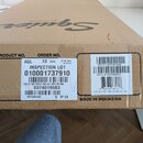 Kartonová krabice s nápisem Squier by Fender. Na boku jsou dvě nálepky s čárovými kódy a texty: INSPECTION LOT 010001737910, FSR CV 60S STRAT HSS LRL…