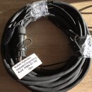 Černý svitek hybridního kabelu s dvěma koncovými konektory. Na kabelu je připevněná bílá štítek s nápisem: Kabel hybridni napajejici/signalovy Kod: P…