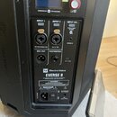 Detail zadávacího panelu černého reproduktoru značky Electro-Voice, model EVERSE 8. Panel obsahuje vstupy INPUT 1 (48V SWITCHABLE XLR), INPUT 2 (HI-Z…