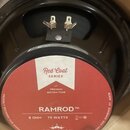 Fotografie zachicuje zadní stranu reproduktoru s červenobílou nálepkou. Na nálepce jsou nápisy RAMROD TM, 75 WATTS, 8 OHM, Red Coat SERIES, PREMIUM B…