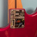 Detail krku a těla kytary v červené barvě. Na kovové krytce hřifového spoje je vyryto logo Squier®. Povrch kytary i kovová krytka jsou v dobrém stavu…