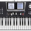 Černý digitální klavír s bílými a černými klávesami. V levém horním rohu je nápis Roland BK-9 BACKING KEYBOARD. Nástroj má v horní části displej, mno…
