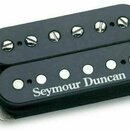 Černý humbucker s dvěma cívkami a kovovou základnou. Na spodní cívce je bílý nápis Seymour Duncan, horní cívka má viditelné šrouby. Nástroj vykazuje…