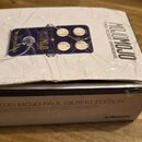 Bílá krabice s nápisem MOJO MOJO PAUL GILBERT EDITION a logem tc electronic. Na horní straně je obrázek modrého efekt pedálu s nápisy tc electronic a…