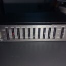 Černý rackový grafický ekvalizér s nápisem BOSS GRAPHIC EQUALIZER RGE-10. Zařízení má deset posuvníků s označením frekvencí od 31Hz do 16kHz a jeden…