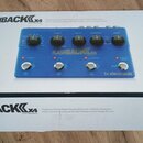 Modrá efektová pedál s nápisem FLASHBACK x4 a logem tc electronic. Na horní straně jsou čtyři ovládací knoflíky s popisky SUBDIV, DELAY, FEEDBACK a L…