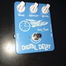 Modrý kytarový efekt s nápisem DIGITAL DELAY a logem Harley Benton. Na horní straně jsou tři bílé oválné knoflíky s popisky TIME, REPEAT a LEVEL. Upr…