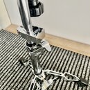 Chromovaný kovový stativ s černými plastovými knoflíky a nožkami. Na několika kovových čelech je viditelné logo "Tama". Povrch je v dobrém stavu s mí…