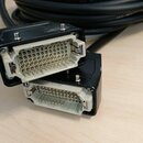 Černý kabel s dvěma vícepinovými konektory. Na jednom z konektorů je viditelný nápis HGD-672-MC. Povrch konektorů je z černého plastu s kovovými šrou…