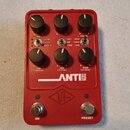 Červený kytarový efekt pedál s nápisem ANTI a doplňkem 1992 HIGH GAIN AMP. Na horní straně jsou tři otočné knoflíky a tři přepínače s popisky CAB (UK…