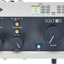 Zvuková karta s šedým kovovým šasi a dřevěnými bočními panely. Na přední straně je černý panel s nápisem VOLT 4 76, logem Universal Audio v horním le…
