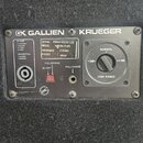 Konektový panel značky GK GALLIEN KRUEGER s ovládacím prvkem a přepínačem. Na štítku jsou uvedeny údaje SERIAL PB0641E02101126, MODEL 410SBX PLUS, IM…
