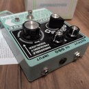 Světle zelený kytarový efekt s černým ovládacím panelem. Na panelu je bílý nápis SWEEPABLE FREQUENCY EQUALIZER a označení ovládacích prvků TREBLE, MI…