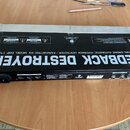 Černý rackový procesor s nápisem FEEDBACK DESTROYER a podtitulem 24-BIT DUAL ENGINE AUTOMATIC FEEDBACK DESTROYER / PARAMETRIC EQ MODEL DSP 1100. Na s…