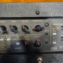 Detail ovládacího panelu kytarového zesilovače značky VOX, model VT20X, řady Valvetronix. Panel obsahuje pět otočných potenciometrů s nápisy TREBLE,…
