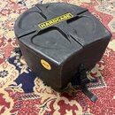 Černý plastový přepravní kufr s žlutým logem HARDCASE na horní straně. Na boku je nalepená malá žlutá oválná nálepka s nápisem HN12T. Povrch vykazuje…