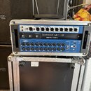 Míchací pult Soundcraft Ui24R v modré barvě, umístěný v hliníkovém transportním case. Na přední straně jsou viditelné nápisy Soundcraft Ui24R, Lexico…