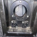Detail černého ovládacího panelu s nápisem LEVEL CONTROL. V horní části je kulatý regulační knoflík s označením -dB a stupnicí čísel od 0 do 16. Pod…