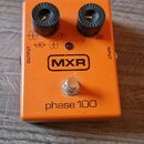 Oranžový kytarový efekt s dvěma černými oválovými knoflíky. Na přední straně je logo MXR v obdélníku a nápis phase 100. Jsou zde také označení OUTPUT…