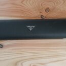 Černý obdélníkový kufr z kůže nebo koženky s kovovými zapínacími prvky. Uprostřed víčka je trojúhelníkové kovové logo s nápisem SANKYO FLUTES MADE IN…