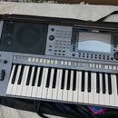 Šedý digitální klavír s černými a bílými klávesami. Na horním panelu je nápis YAMAHA a modelové označení PSR-S770. Nástroj obsahuje displej, ovládací…