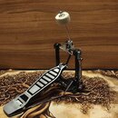 Krytý kovový pedál basového bubnu v černé barvě s hliníkovým šlapákem. Mechanismus obsahuje řetězový pohon a be 흰ý plstěný beater. Na nástroji nejsou…