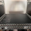 Černý rackový stagebox umístěný v transportním kufru. Na zadní straně je vidět logo MIDAS a nápisy Ethernet control, AES50 control oraz diagnostics m…
