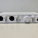 Bílá zvuková karta s nápisem MINIFUSE 2 na pravém boku. Přední panel obsahuje dva kombinované vstupy označené číslicemi 1 a 2, každý s knoflíkem GAIN…