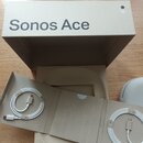 Kartonová krabice s nápisem Sonos Ace. Uvnitř jsou dva bílé USB-C kabely a vložka s nákresy příslušenství, kde jsou viditelné nápisy USB-C a SLIDE. V…