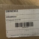 Fotografie zachycuje papírovou nálepku na kartónovém obalu. Na nálepce jsou nápisy EMINENCE, ERRAMRODA a 10" Lautsprecher 75 W 8 Ohm. Je zde také čár…